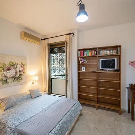 In The Heart Of Trastevere Apartament